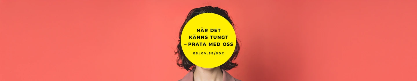 En person står framför en dämpat röd bakgrund. Ansiktet är helt täckt av en stor gul cirkel med svart text som lyder: ”När det känns tungt – prata med oss. eslov.se/soc”. Personen har mörkt, axellångt hår och bär en rosa skjorta.
