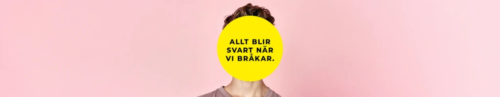 En person står framför en ljusrosa bakgrund. Ansiktet är helt täckt av en stor gul cirkel med svart text som lyder: ”Allt blir svart när vi bråkar.” Personen har kort brunt hår och bär en beige tröja.