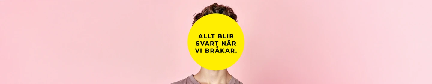 En person står framför en ljusrosa bakgrund. Ansiktet är helt täckt av en stor gul cirkel med svart text som lyder: ”Allt blir svart när vi bråkar.” Personen har kort brunt hår och bär en beige tröja.