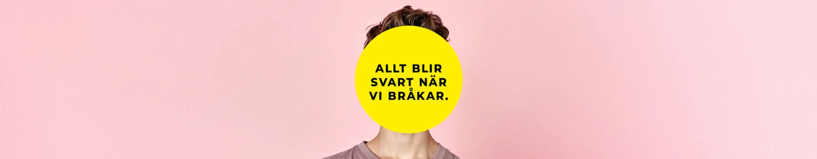 En person står framför en ljusrosa bakgrund. Ansiktet är helt täckt av en stor gul cirkel med svart text som lyder: ”Allt blir svart när vi bråkar.” Personen har kort brunt hår och bär en beige tröja.