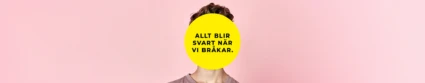 En person står framför en ljusrosa bakgrund. Ansiktet är helt täckt av en stor gul cirkel med svart text som lyder: ”Allt blir svart när vi bråkar.” Personen har kort brunt hår och bär en beige tröja.