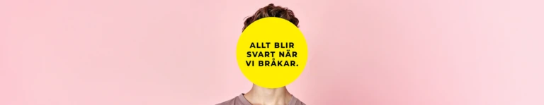 En person står framför en ljusrosa bakgrund. Ansiktet är helt täckt av en stor gul cirkel med svart text som lyder: ”Allt blir svart när vi bråkar.” Personen har kort brunt hår och bär en beige tröja.