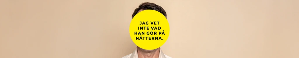 En person står framför en beige bakgrund. Ansiktet är helt täckt av en stor gul cirkel med svart text som lyder: ”Jag vet inte vad han gör på nätterna.” Personen har mörkt kort hår och bär en ljus skjorta.