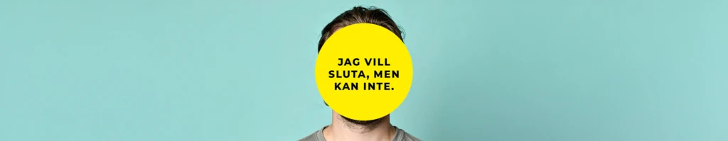 En person står framför en ljus turkos bakgrund. Ansiktet är helt täckt av en stor gul cirkel med svart text som lyder: ”Jag vill sluta, men kan inte.” Personen har brunt hår och bär en grå t-shirt.