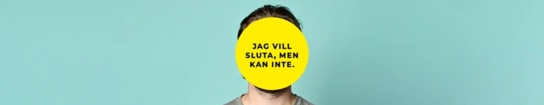 En person står framför en ljus turkos bakgrund. Ansiktet är helt täckt av en stor gul cirkel med svart text som lyder: ”Jag vill sluta, men kan inte.” Personen har brunt hår och bär en grå t-shirt.