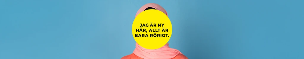 En person står framför en ljusblå bakgrund. Ansiktet är helt täckt av en stor gul cirkel med svart text som lyder: ”Jag är ny här, allt är bara rörigt.” Personen bär en rosa hijab och en rosa topp.
