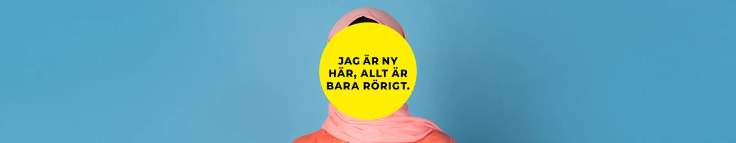 En person står framför en ljusblå bakgrund. Ansiktet är helt täckt av en stor gul cirkel med svart text som lyder: ”Jag är ny här, allt är bara rörigt.” Personen bär en rosa hijab och en rosa topp.