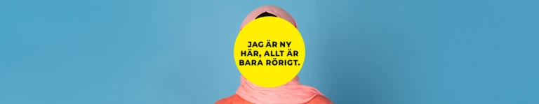 En person står framför en ljusblå bakgrund. Ansiktet är helt täckt av en stor gul cirkel med svart text som lyder: ”Jag är ny här, allt är bara rörigt.” Personen bär en rosa hijab och en rosa topp.