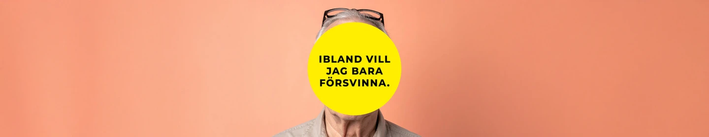 En person står framför en aprikosfärgad bakgrund. Ansiktet är helt täckt av en stor gul cirkel med svart text som lyder: ”Ibland vill jag bara försvinna.” Personen har grått hår och glasögon som vilar ovanpå huvudet.