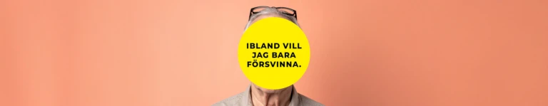 En person står framför en aprikosfärgad bakgrund. Ansiktet är helt täckt av en stor gul cirkel med svart text som lyder: ”Ibland vill jag bara försvinna.” Personen har grått hår och glasögon som vilar ovanpå huvudet.
