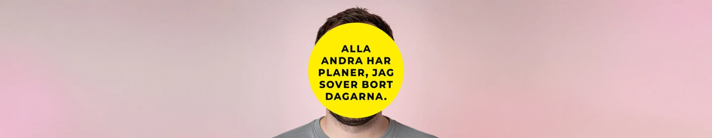 Porträtt av en person mot en ljusrosa bakgrund. Ansiktet täcks helt av en stor gul cirkel med svart text som lyder: ‘Alla andra har planer, jag sover bort dagarna.’ Endast hår, hals och överdel av en grå tröja syns.