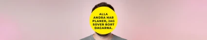 Porträtt av en person mot en ljusrosa bakgrund. Ansiktet täcks helt av en stor gul cirkel med svart text som lyder: ‘Alla andra har planer, jag sover bort dagarna.’ Endast hår, hals och överdel av en grå tröja syns.