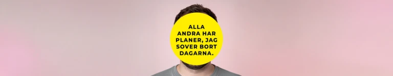 Porträtt av en person mot en ljusrosa bakgrund. Ansiktet täcks helt av en stor gul cirkel med svart text som lyder: ‘Alla andra har planer, jag sover bort dagarna.’ Endast hår, hals och överdel av en grå tröja syns.
