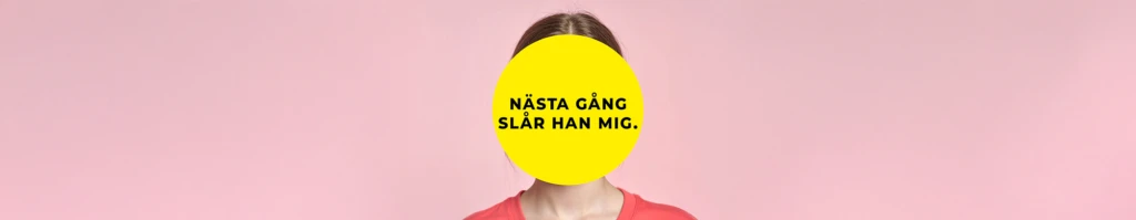 En person står framför en ljusrosa bakgrund. Ansiktet är helt täckt av en stor gul cirkel med svart text som lyder: ”Nästa gång slår han mig.” Personen bär en korallfärgad tröja.
