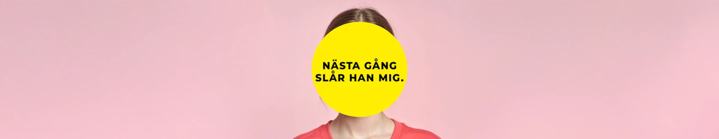 En person står framför en ljusrosa bakgrund. Ansiktet är helt täckt av en stor gul cirkel med svart text som lyder: ”Nästa gång slår han mig.” Personen bär en korallfärgad tröja.