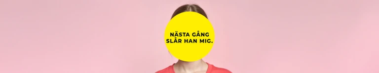 En person står framför en ljusrosa bakgrund. Ansiktet är helt täckt av en stor gul cirkel med svart text som lyder: ”Nästa gång slår han mig.” Personen bär en korallfärgad tröja.