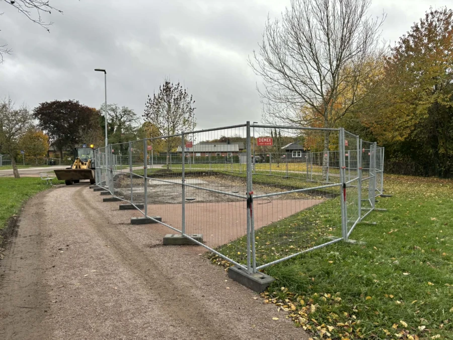 en byggplats inh&auml;gnad med h&ouml;gt st&aring;lstaket