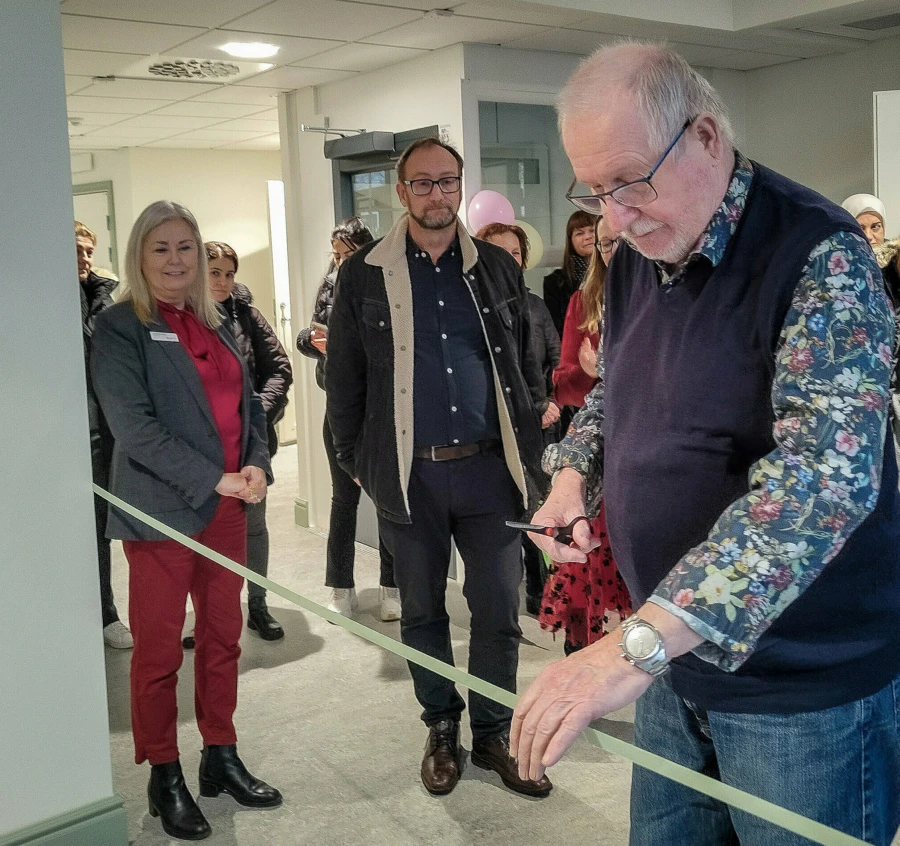 Claes-G&ouml;ran Wodlin, tidigare ordf&ouml;rande i gymnasie- och vuxenutbildningsn&auml;mnden, klippte bandet vid invigningen av C-Huset.