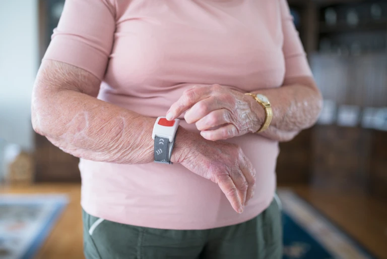 senior aktiverar trygghetsalarm