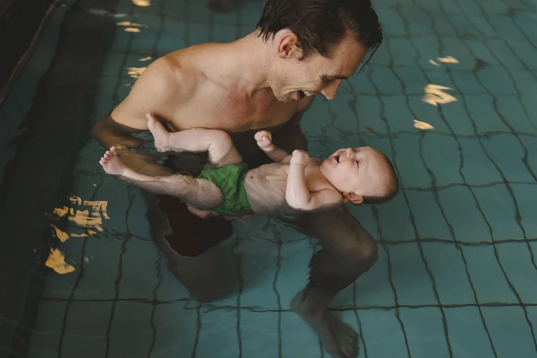 Bebis och pappa på babysim