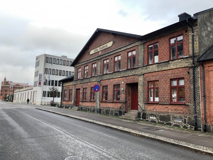 Lilla teatern och Medborgarhuset sett från Södergatan.