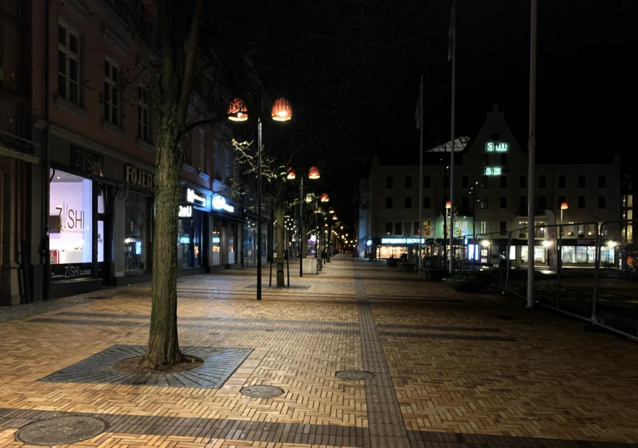 Esl&ouml;vslyktan glimmar i r&ouml;tt och gr&ouml;nt nu i adventstid.