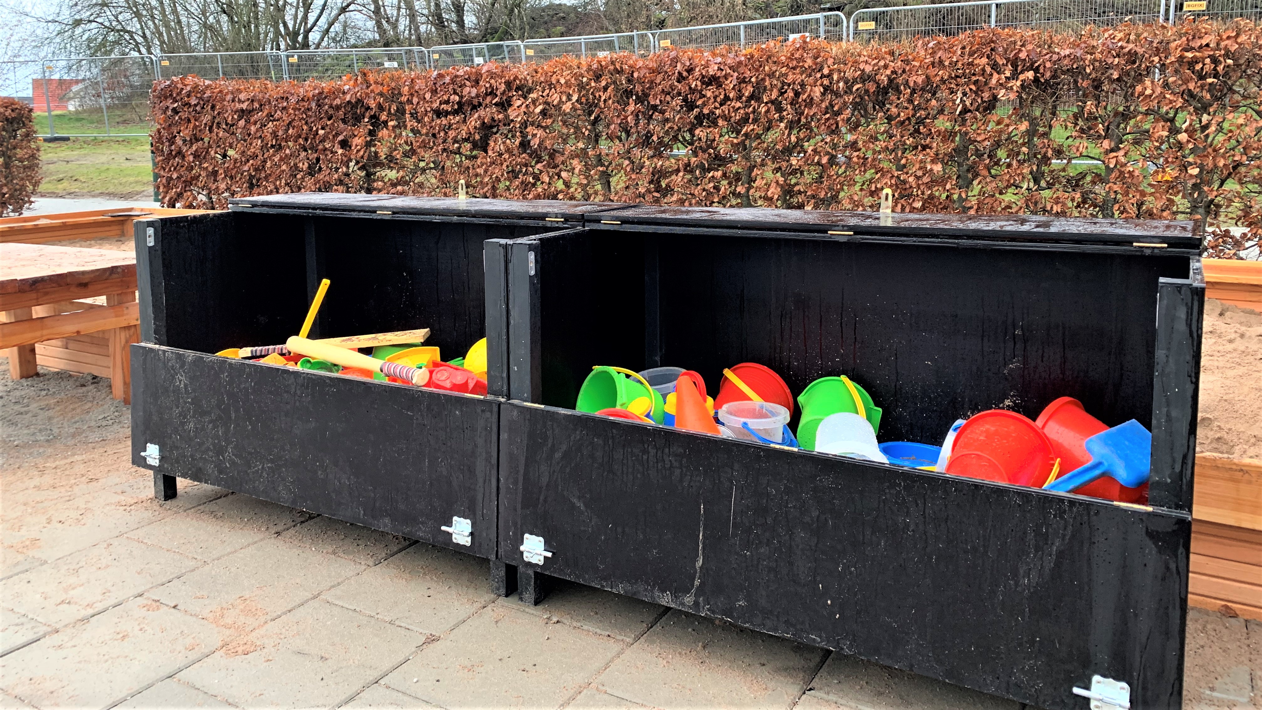 L&aring;na g&auml;rna hinkar, spadar, kubbspel och br&auml;nnbollsutrustning.