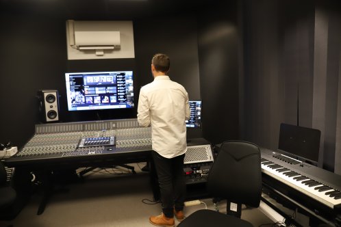 Magnus Ringborn, utbildningsledare för särskilda linjer på Folkhögskolan visade Multihusets inspelningsstudio.