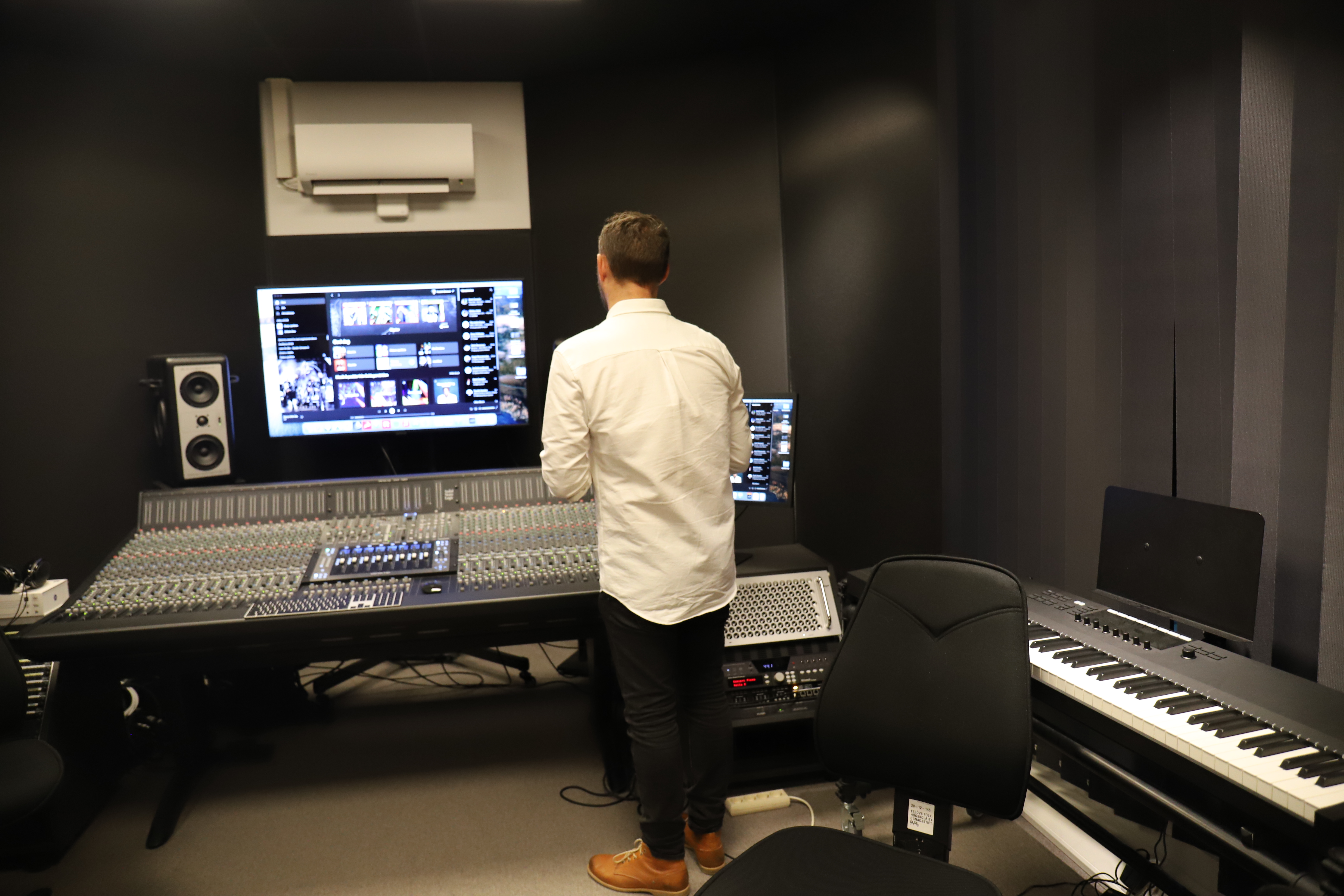 Magnus Ringborn, utbildningsledare f&ouml;r s&auml;rskilda linjer p&aring; Folkh&ouml;gskolan visade Multihusets inspelningsstudio.