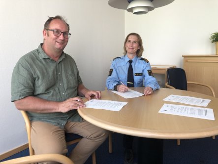 Kommunstyrelsens ordförande i Eslöv, Johan Andersson, och lokalpolisområdeschef Anna-Karin Boije undertecknar en gemensam samverkanöverenskommelse och ett förnyat medborgarlöfte.