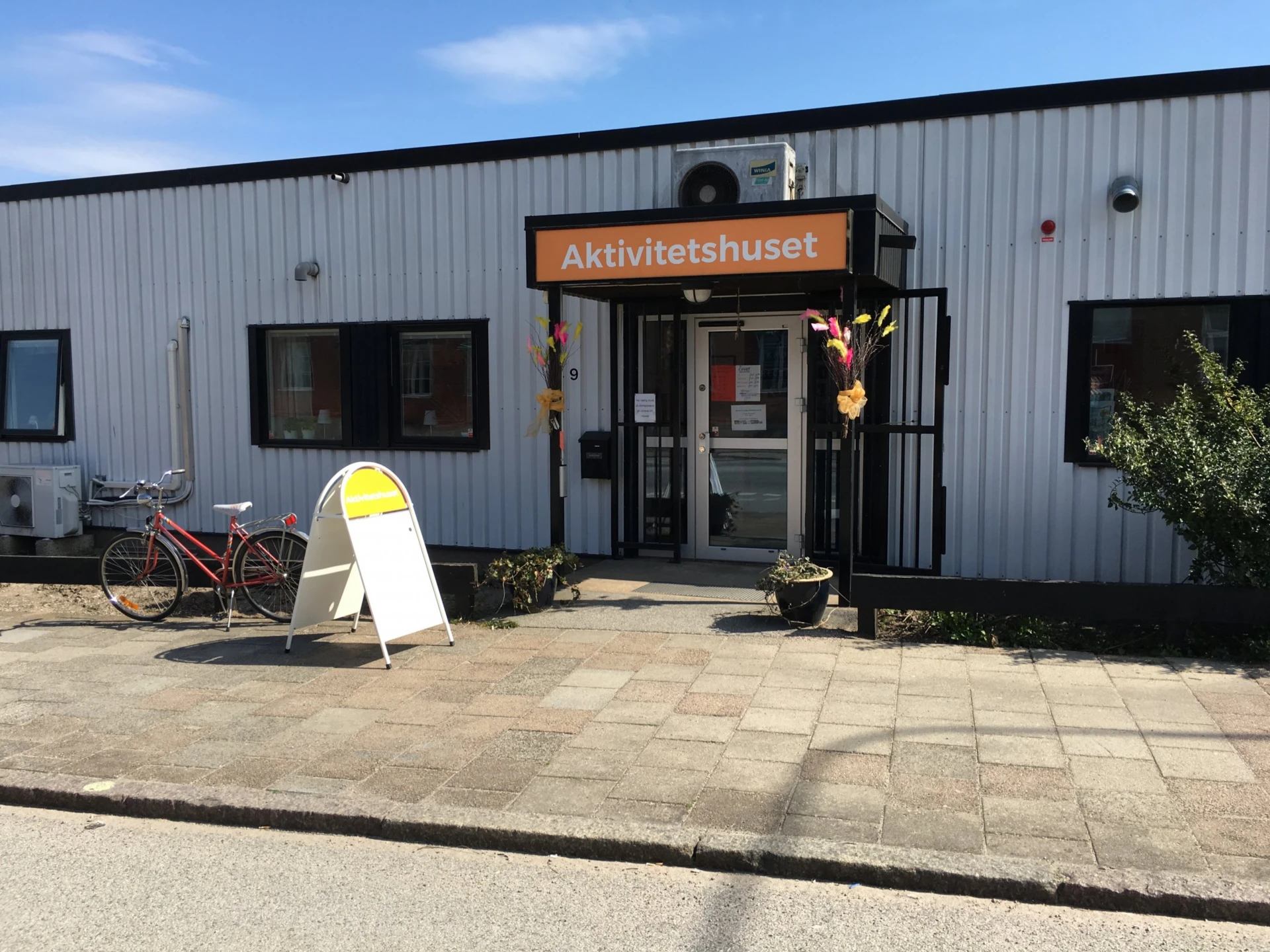 Ingången till Aktivitetshuset