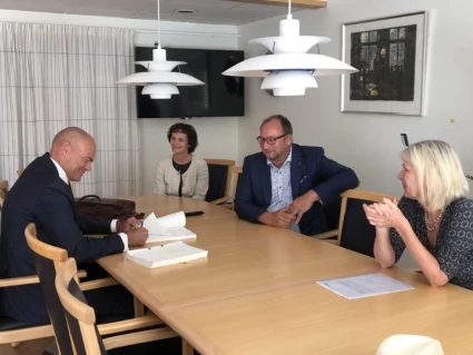 Martin Fast undertecknar avtal. Catharina Malmorg, Johan Ándersson och Eva Hallberg tittar på.