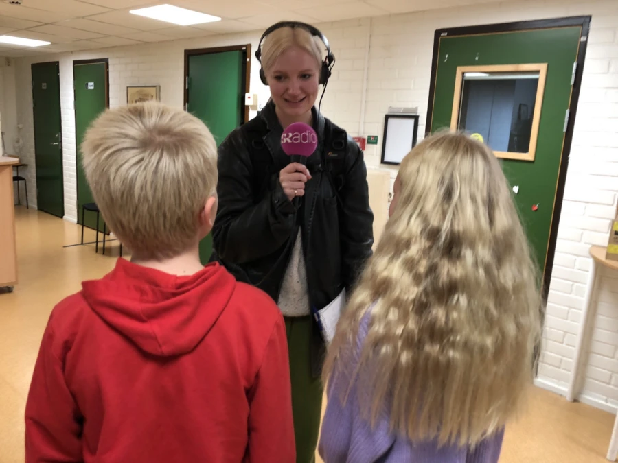 Eleverna Aron och Stella intervjuas av Radio Malm&ouml;hus reporter Alva Nyblom.