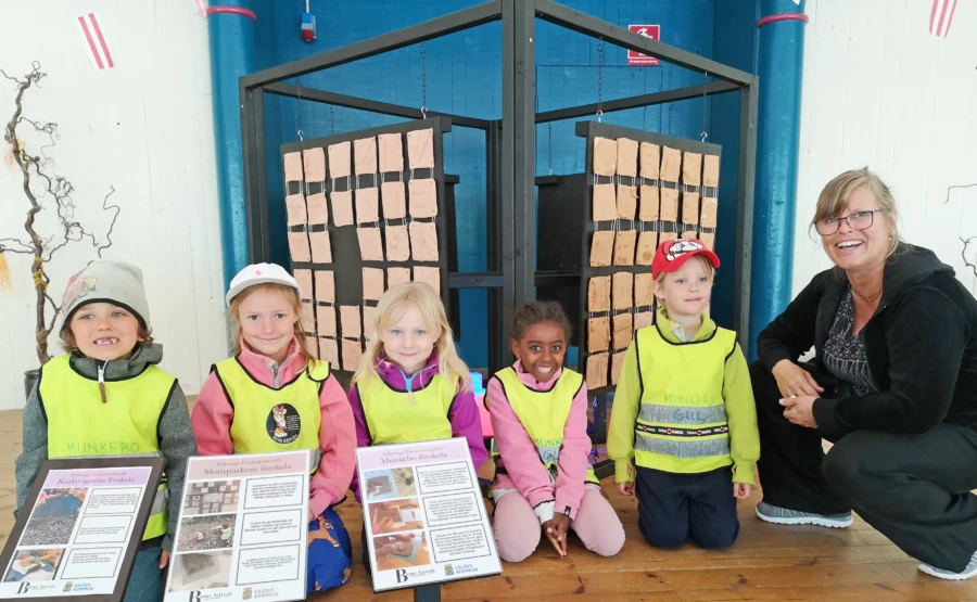 Under Avtrycksdagen visade barnen p&aring; Munkebo f&ouml;rskola, Karlavagnens f&ouml;rskola och Sockertoppens f&ouml;rskola, upp sina verk i Trollsj&ouml;n. Oliver, Hedda, Sanna, Melkam och Karl fr&aring;n Munkebo f&ouml;rskola, tyckte att det var kul att skapa i lera och ber&auml;ttade att de fortsatt g&ouml;ra lerverk och att de nu h&aring;ller p&aring; att forma olika yogapositioner i lera.