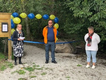 Byalagets ordf&ouml;rande Sofia Dalholm och kommunstyrelsens ordf&ouml;rande Johan Andersson hj&auml;lptes &aring;t att klippa bandet. Till h&ouml;ger i bild Christel Andersen, samordnare f&ouml;r &aring;-projektet f&ouml;r byaf&ouml;reningen och initiativtagare till projektet.