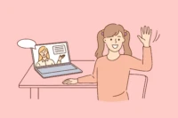 En illustration av en flicka som sitter vid ett skrivbord och deltar i ett videosamtal på en bärbar dator. Hon ler och vinkar med ena handen mot skärmen, där en person syns prata.