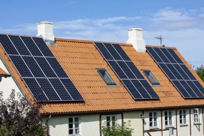 Bild på hus med solceller på taket.
