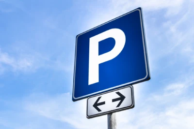 En parkeringsskylt som visar fri parkering.