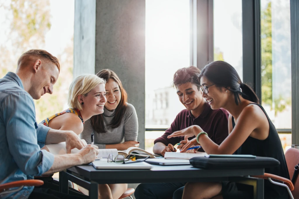 Personer sitter vid ett bord och arbetar tillsammans