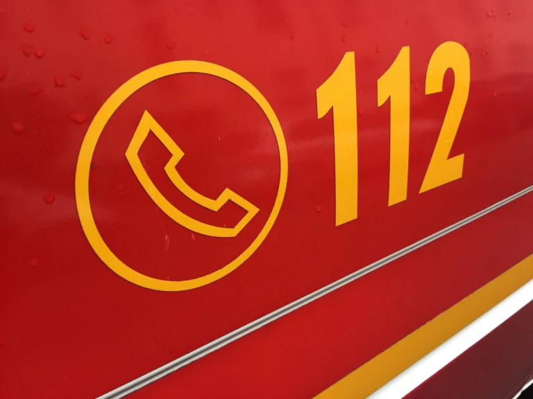 En bil med 112 på sidan