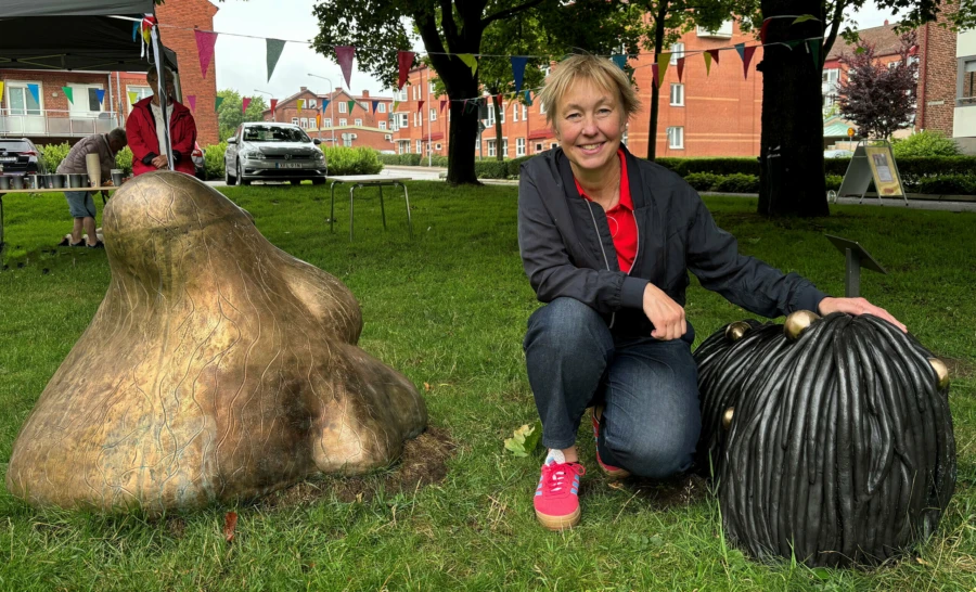 Konstn&auml;ren Jennifer Forsberg med kaninen och f&aring;ret som ing&aring;r i skulpturen Resen&auml;rerna.