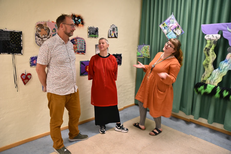 Kommunstyrelsens ordf&ouml;rande Johan Andersson (S), konstn&auml;ren Pernilla Rozenberg och biblioteksassistent Maja Bergstr&ouml;m-Svahn p&aring; utst&auml;llningens vernissage.