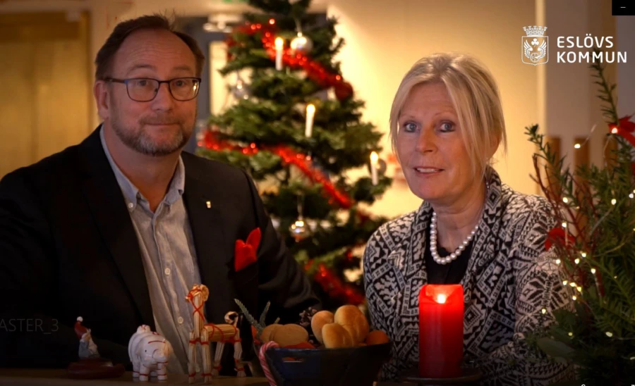 Johan Andersson, kommunstyrelsens ordf&ouml;rande, och Eva Hallberg, kommundirekt&ouml;r, &ouml;nskar alla en riktigt god jul.