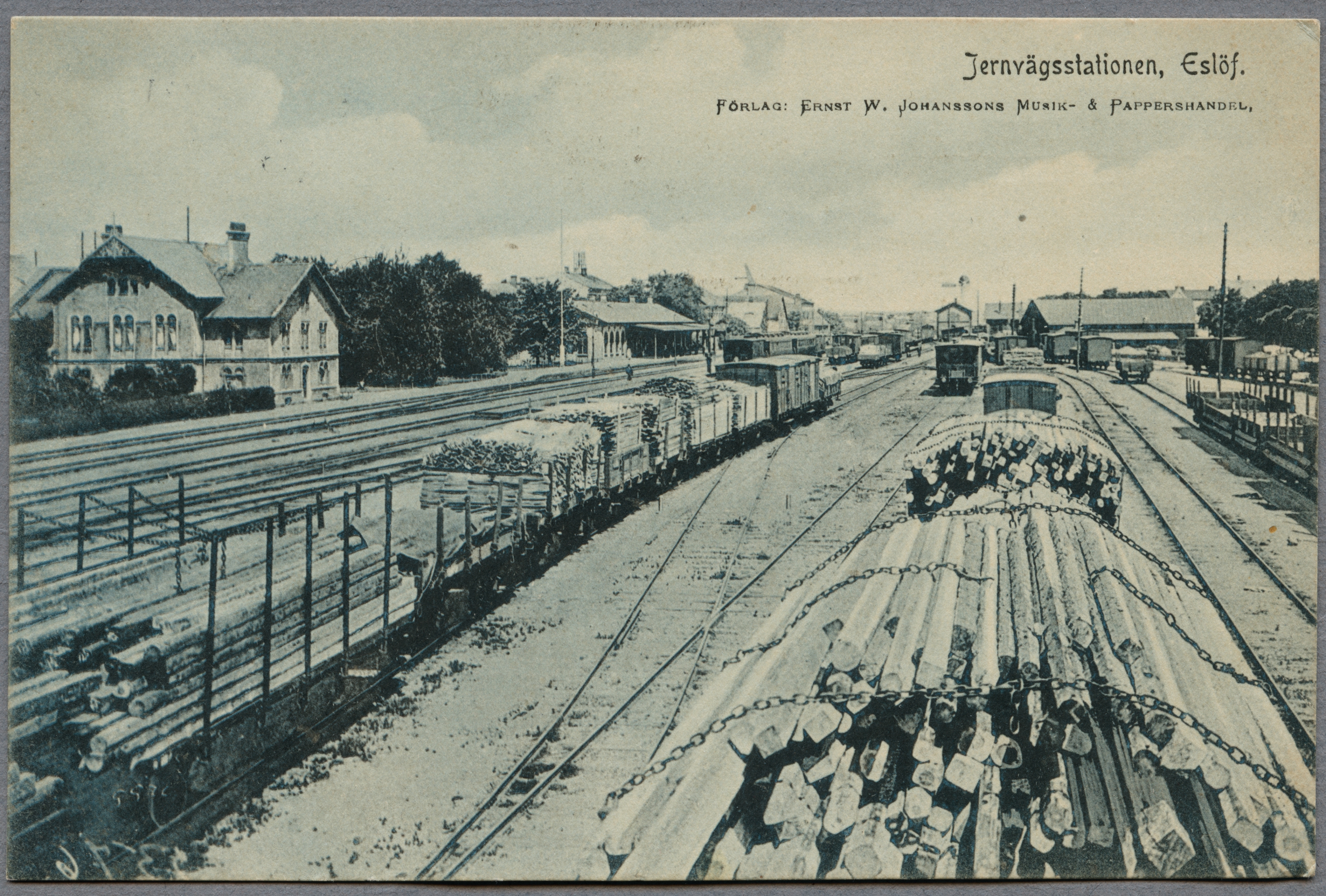J&auml;rnv&auml;gen kom till Esl&ouml;v 1858 och med den mycket goda m&ouml;jligheter att g&ouml;ra aff&auml;rer inte minst f&ouml;r spannm&aring;ls- och timmerhandel. Esl&ouml;vs j&auml;rnv&auml;gsstation 1902. Foto: J&auml;rnv&auml;gsmuseet.