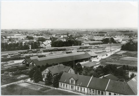Utsikt från vattentornet, omkring 1910, Godsmagasinet, hallen och tegeldelen i norr. På andra sidan spåren första (1858) och andra (1863 -1913) stationshuset. Foto: Järnvägsmuseet.