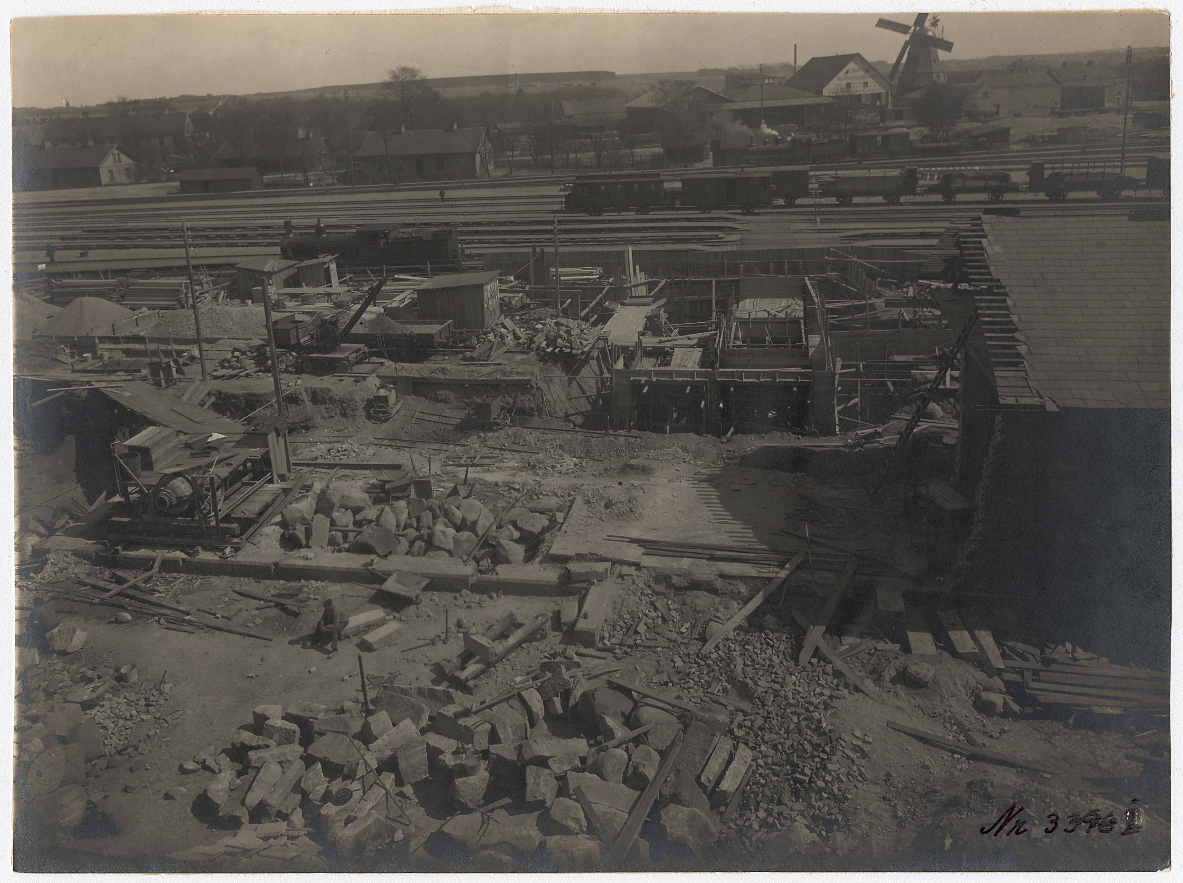 Esl&ouml;vs stationshus, grundgr&auml;vning och tunnelbyggnad i april 1914. Foto: J&auml;rnv&auml;gsmuseet.