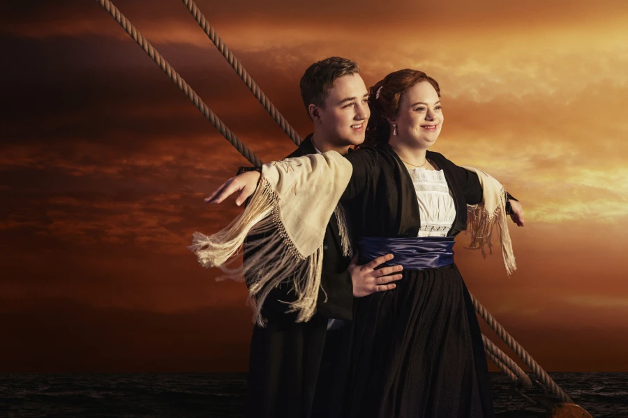 K&auml;rleksparet har h&auml;mtat inspiration fr&aring;n filmen Titanic. Foto: Emma Svensson.
