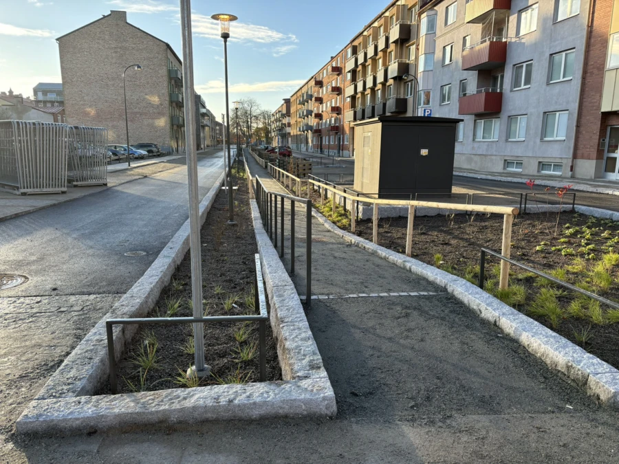 I mitten av Kanalgatan g&aring;r ett g&aring;ngstr&aring;k med gr&ouml;na planteringar p&aring; b&aring;da sidor.