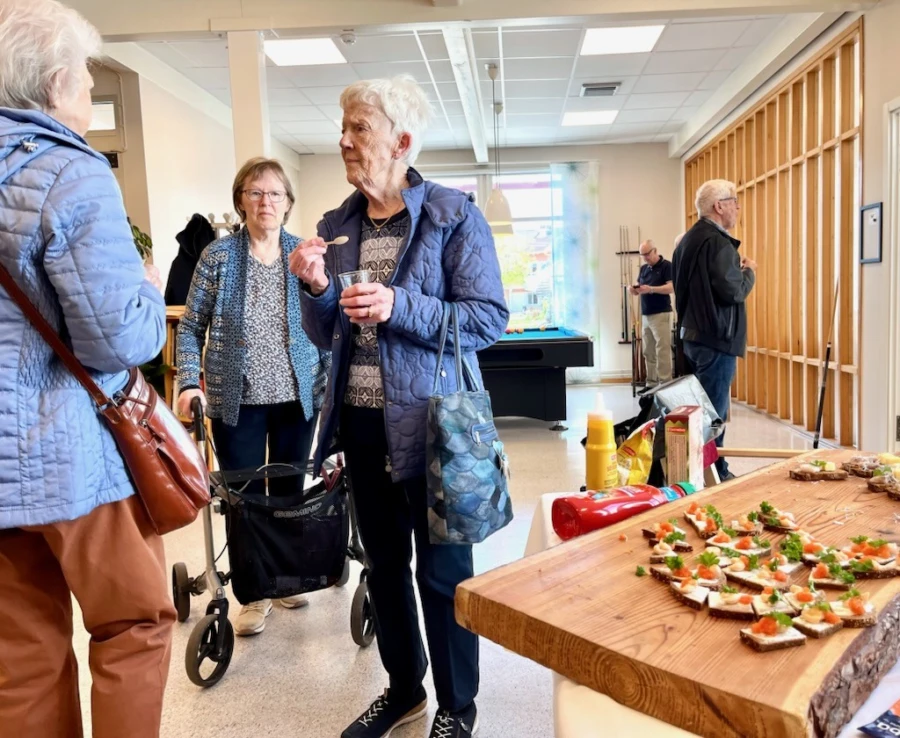 Pensionärer provsamakar mat Karidal