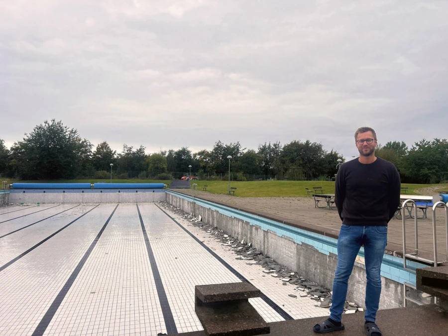 Badets verksamhetschef Johannes Stifors vid Karlsrobadets utomhusbass&auml;ng som just nu renoveras.
